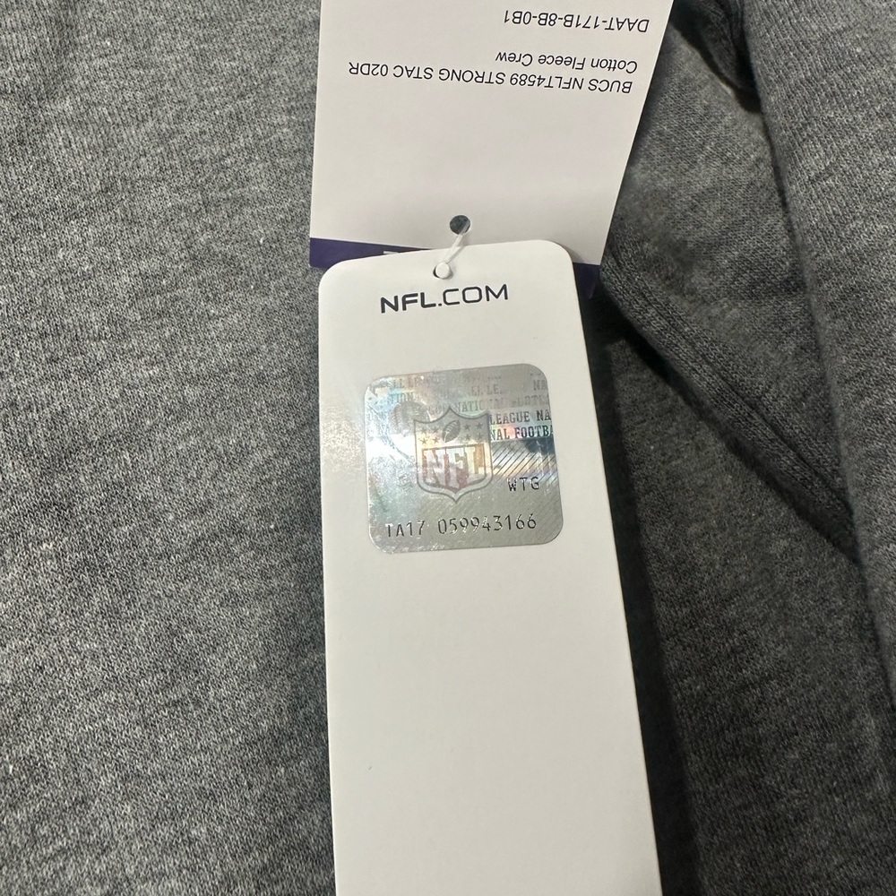 Tampa Bay Buccaneers Men’s Crewneck (2XL) Retails For $75 - Picture 7 of 10